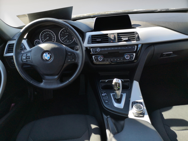 BMW - 320i Touring Advantage