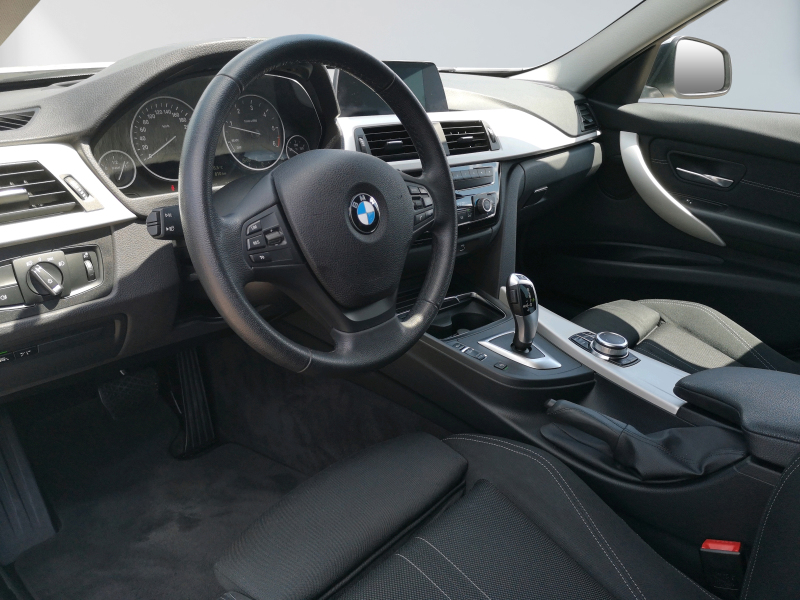 BMW - 318d Touring Advantage